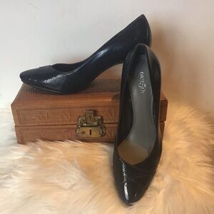 East 5th classic black moderate heel pump reptile embossed cross toe detail 7
